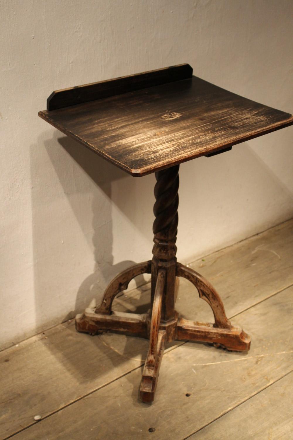 English Arts&Craft booktable, late 19 th century, walnot / h 76 - br 51 x 40