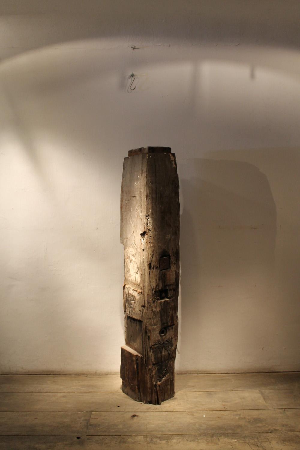 Rustique wooden pillar
